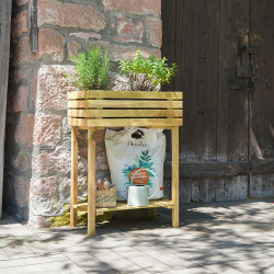 Mini carré potager surélevé KUB 30L en situation sur une terrasse, avec des plantations