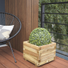 Bac à fleurs carré en bois avec arbuste taillé en boule sur une terrasse en bois à côté d'un fauteuil de jardin 