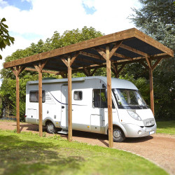 Carport pour véhicule haut en ambiance dans un jardin, avec un camping car garé dessous