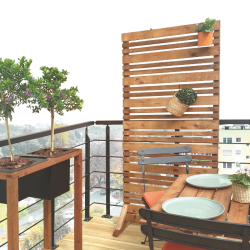 Brise-vue Lign Z mis en situation sur un balcon, à côté d'une table avec des chaises