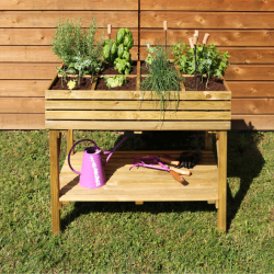 Carré potager surélevé KUB 100L vue de face en situation dans un jardin avec des plantations dedans