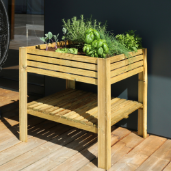 Carré potager surélevé en bois KUB 90L, en situation sur une terrasse avec des plantations dedans