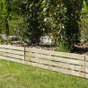 Bordure en bois HORIZON mise en situation dans un jardin, délimitant le jardin et les plantations