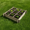 Carré potager CARDON XS en situation dans un jardin avec des plantations dedans