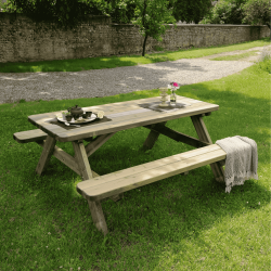 Table de pique-nique ROBUSTE en situation dans un jardin