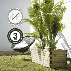 Bac à fleurs avec palmiers affichant une garantie de 3 ans et un traitement autoclave classe 3, à côté d'une chaise, en extérieu