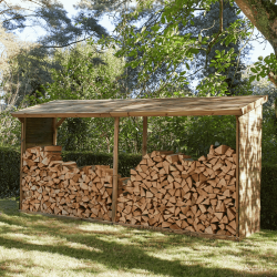 Abri-bûches MEMPHIS XXL en ambiance dans un jardin, contre un mur en brique avec des bûches entreposées à l'intérieur