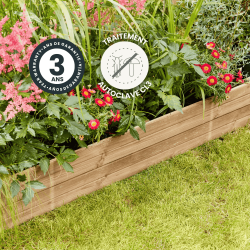 Bordure Merina mise en situation dans un jardin, avec des icônes signalant sa garantie et son traitement