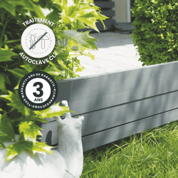 Bordure NOVA mise en situtation, lasurée en gris et avec des icônes signalant la garantie et le traitement du produit