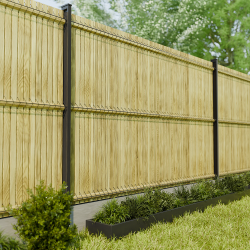 Okulto mise en situation dans un grillage noir, dans un jardin