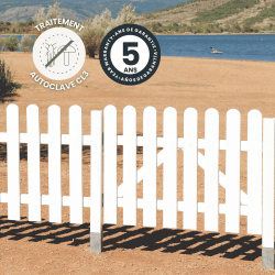 Clôture Stackette mise en situation sur une plage avec des icônes de traitement et garantie
