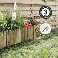 Bordure en bois VERTIKAL mise en situation dans un jardin avec des icônes signalant le traitement et la garantie du produit