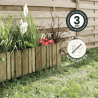Bordure en bois VERTIKAL mise en situation dans un jardin avec des icônes signalant le traitement et la garantie du produit