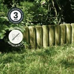 Bordure en bois QUEBEC mise en situation dans un jardin avec des icônes signalant le traitement et la garantie