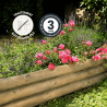 Bordure en bois Robuste mise en situation dans un jardin, délimitant un massif fleuri avec des icônes signalant la garantie et l