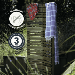 Brise-vue pliant Lign Z mis en situation avec des icônes signalant le traitement et la garantie du produit