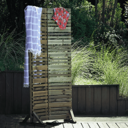 Brise-vue pliant Lign Z monté et en situation sur une terrasse, avec des serviettes étendues dessus