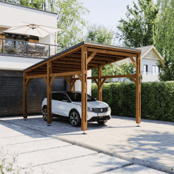Structure carport en bois Elio en situation devant une maison moderne abritant une voiture