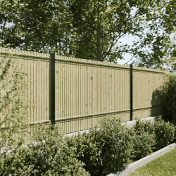 Produit mis en situation dans un jardin, un grillage noir avec les lamelles en bois