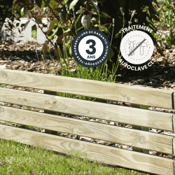Bordure en bois HORIZON mise en situation dans un jardin avec des icônes signalant la garantie et l