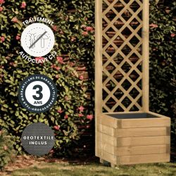 Bac à fleurs avec treillis LIERRE en situation, avec des icônes signalant son traitement, sa garantie et le géotextile inclus