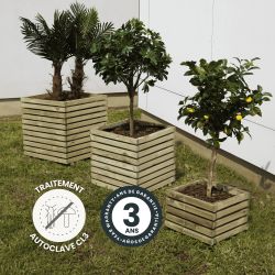 Trois bacs à fleurs carrés en bois alignés dans un jardin affichant un traitement autoclave classe 3 et une garantie de 3 ans 