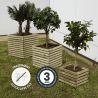 Trois bacs à fleurs carrés en bois alignés dans un jardin affichant un traitement autoclave classe 3 et une garantie de 3 ans 