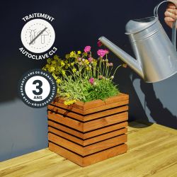 Zoom sur le petit bac à fleurs carré LIGN Z avec des icônes signalant son traitement et sa garantie