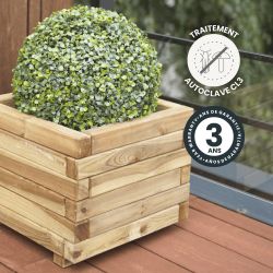 Bac à fleurs en bois carré avec arbuste taillé en boule sur une terrasse en bois, affichant une garantie de 5 ans et un traiteme