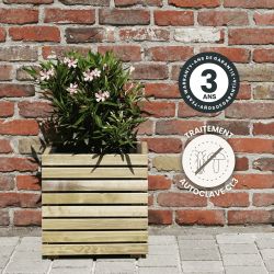 Bac à fleurs Horizon en situation avec des icônes signalant sa garantie et son traitement