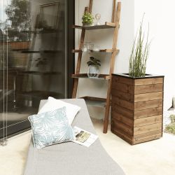 Bac à fleurs haut carré COLLECTORS en situation, sur une terrasse à côté d'une étagère déco et d'un transat