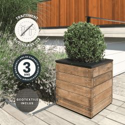 Bac à fleurs carré COLLECTORS en situation, avec des icônes signalant son traitement, sa garantie et son géotextile inclus