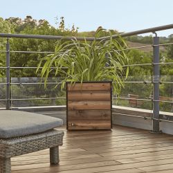 Bac à fleurs carré COLLECTORS en situation sur une terrasse en bois, vue de face