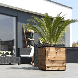 Bac à fleurs carré COLLECTORS en situation sur une terrasse, vue de 3/4