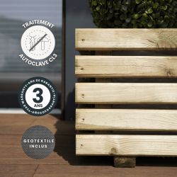 Zoom sur bac à fleurs KUB en bois affichant un traitement autoclave classe 3, une garantie de trois ans et un géotextiles inclus