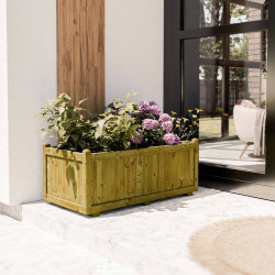 Bac à fleurs en bois, fleuri, mis en situation sur une terrasse devant une baie vitrée de maison moderne