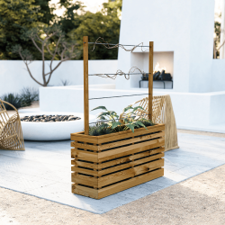 Bacs à fleurs rectangulaire en bois avec intérieur en acier en galvanisé et treillis, mis en situation sur une terrasse moderne