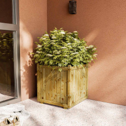 Bac à fleurs carré en bois 235L en situation sur une terrasse devant une entrée de maison