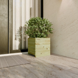 Bac à Oléa 61L en situation avec un petit arbre, devant le seuil extérieur d'une maison moderne, à côté de la porte d'entrée