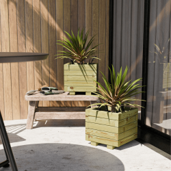 Bac à fleurs carré Baroque 11L mis en situation sur un balcon aux côtés d'un deuxième bac baroque