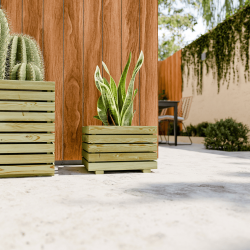 Bac à fleurs KUB 30L en situation sur une terrasse moderne
