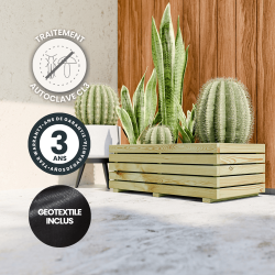 Bac à fleurs rectangle KUB 60L mis en situation, avec des icônes signalant sa garantie, son traitement et son géotextile inclus