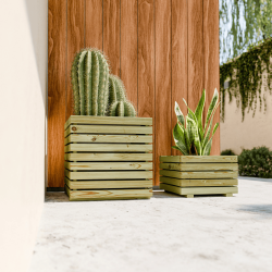 Bac à fleurs carré Kub 30L mis en situation à côté du bac à fleurs 17L, sur une terrasse moderne