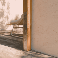 Mise en situation dU support sur une image, utilisé pour ancrer un poteau au sol