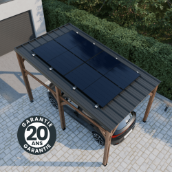 Panneaux solaires mis en situation sur un carport avec la garantie de 20 affichée