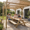 Henri utilisé en pergola, avec une famille prenant le déjeuner en dessous sur des tables de pique-nique