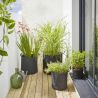 Plusieurs sacs de plantation en feutre géotextile Gris Anthracite en ambiance sur un balcon
