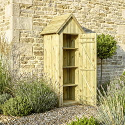 Armoire de jardin OPALE en situation dans un jardin, la porte ouverte montre les étagères