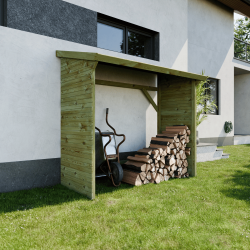 Abri-bûches MEMPHIS en ambiance dans un jardin, contre un mur avec des bûches entreposées à l'intérieur