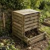 Composteur CARDON en situation dans un jardin, avec du compost prêt à être recueilli